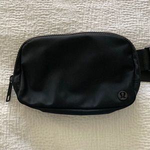 Lululemon everywhere belt bag, black